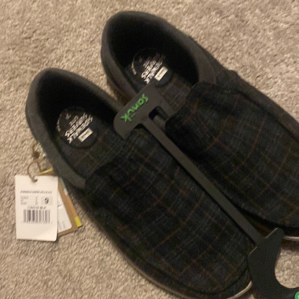 Men’s slide on size 9 brand new sanuk !!